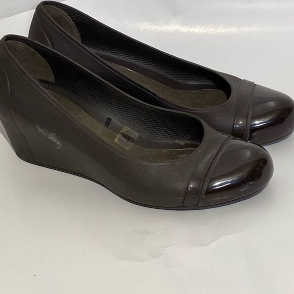 Crocs Women's Dark Brown Patent Toe Cap Wedge Shoes Size 9 - Picture 1 of 8
